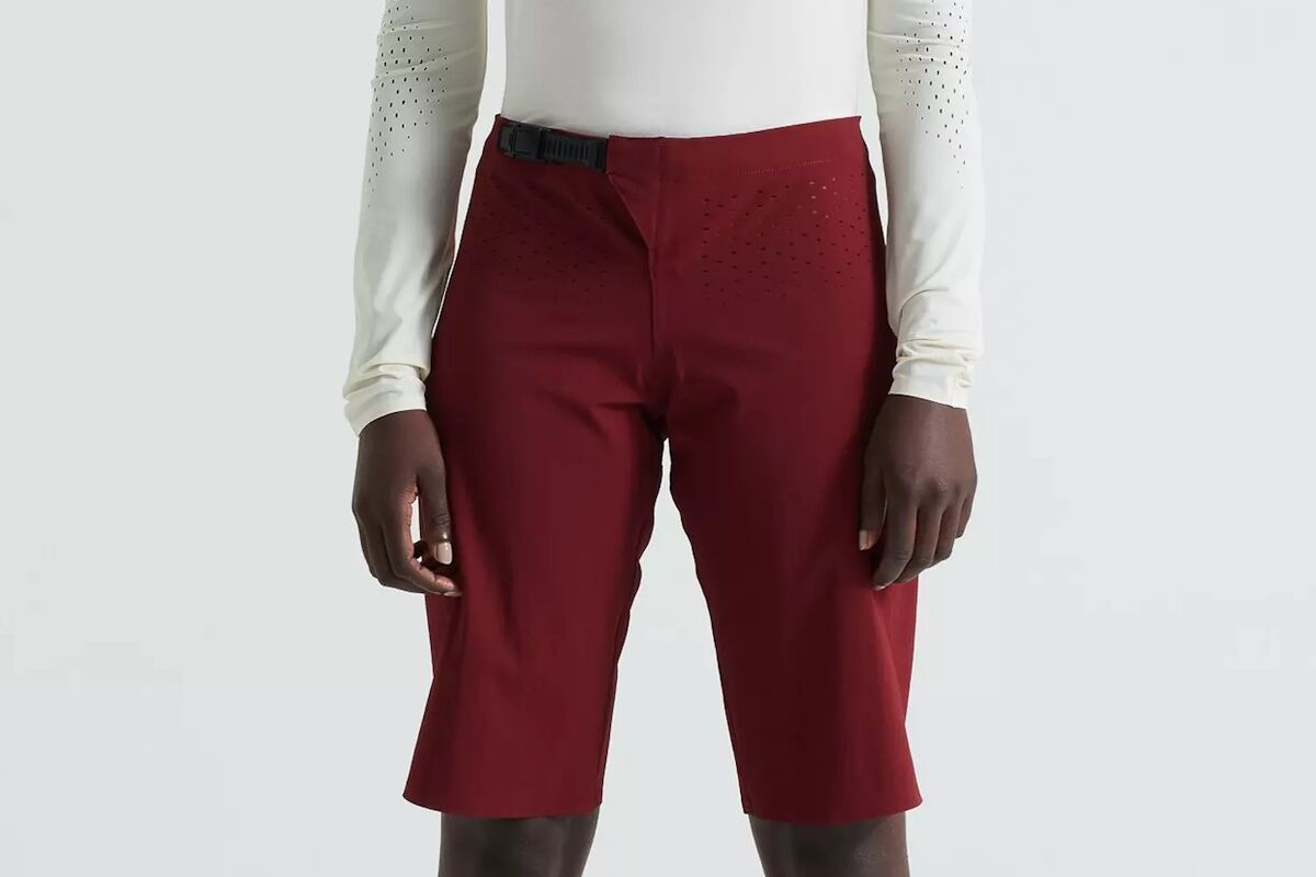 Pantalón corto Specialized Gravity para mujer, diseño resistente con tejido CORDURA® y ventilación láser.