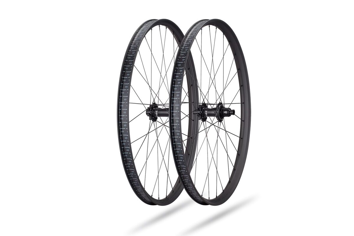 Rueda Specialized Traverse SL II Hydra2 para trail y all mountain, carbono ultraligero, buje Hydra2, máxima resistencia, control y absorción de impactos para ciclistas competitivos.