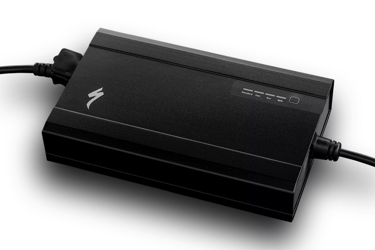 Cargador inteligente Specialized 3.1 Smart Charger, compatible con sistema Full Power 3.1 de Levo 4, carga rápida, eco y prolongación de vida útil.