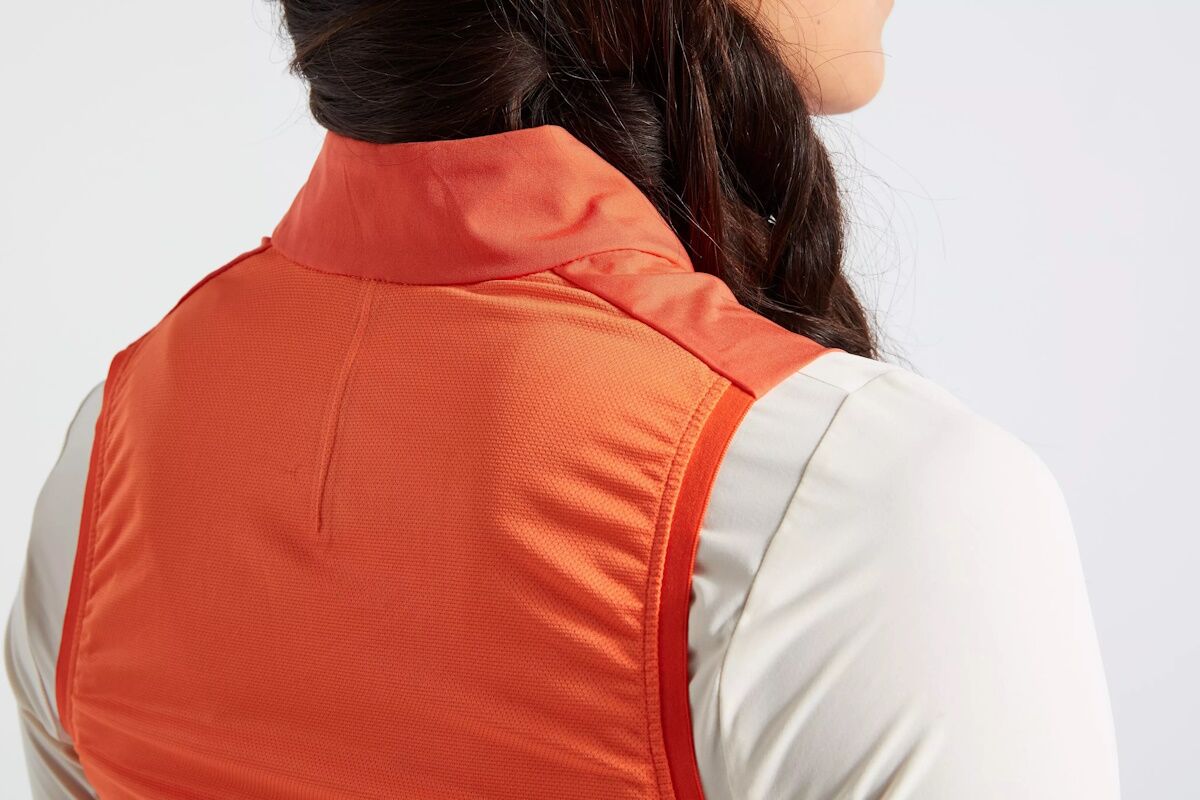 Chaleco Prime Wind Mujer 2024 – Specialized | Ligero, Resistente al Viento y Plegable - Imagen 11