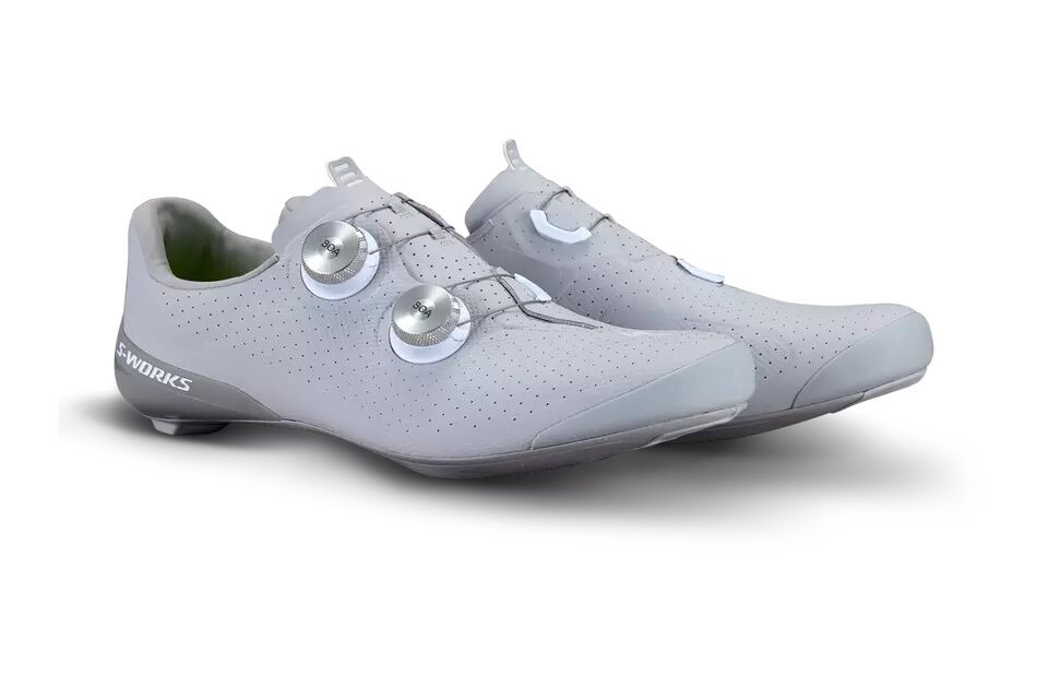 Zapatillas de carretera S-Works Torch con placa de carbono optimizada, sistema BOA® S3, diseño Body Geometry y ajuste basado en datos RETÜL para máximo rendimiento y comodidad.