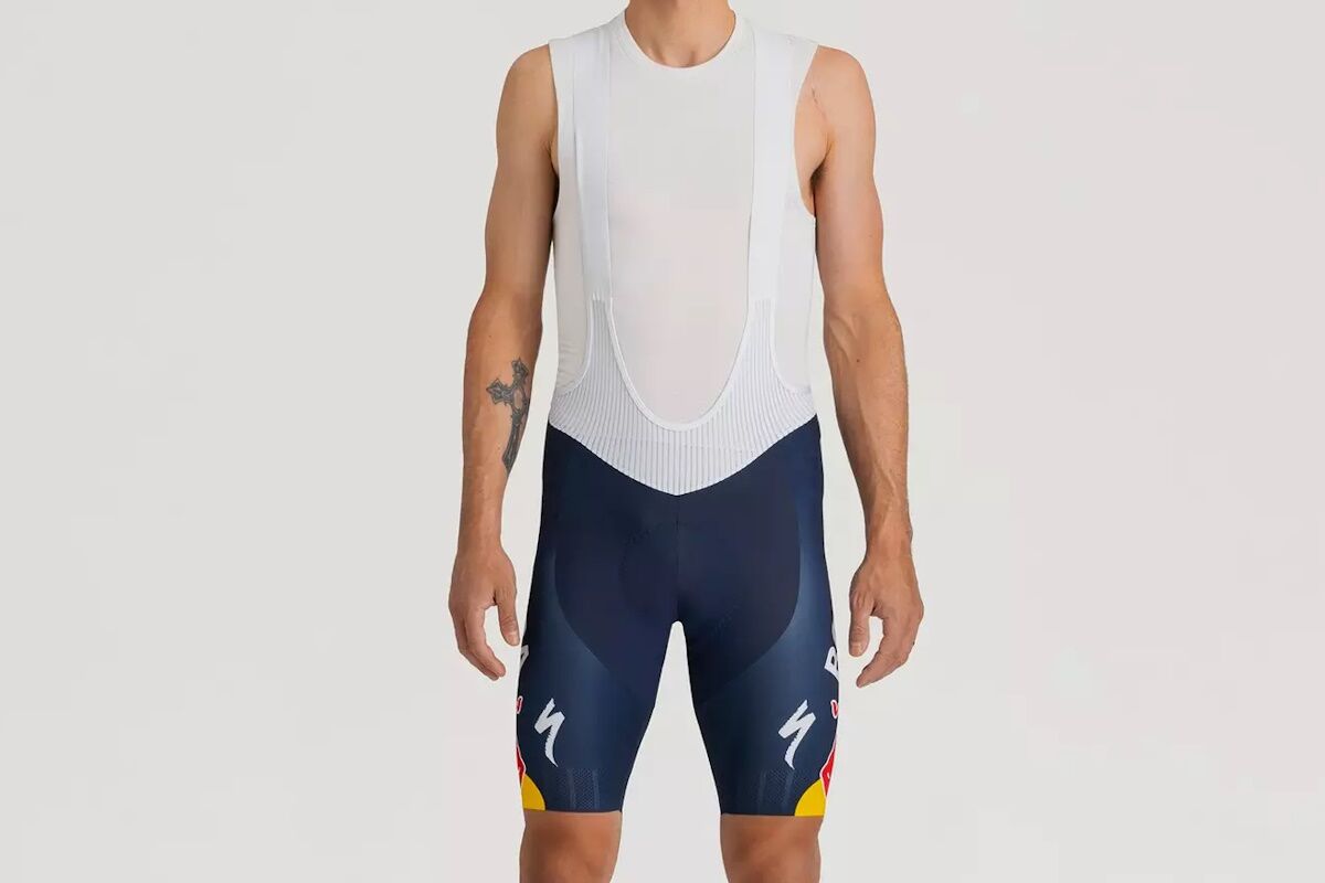 Culotte con tirantes replica Red Bull–BORA–hansgrohe 2026: compresión media, pernera raw-cut con silicona y badana Body Geometry Single Density.