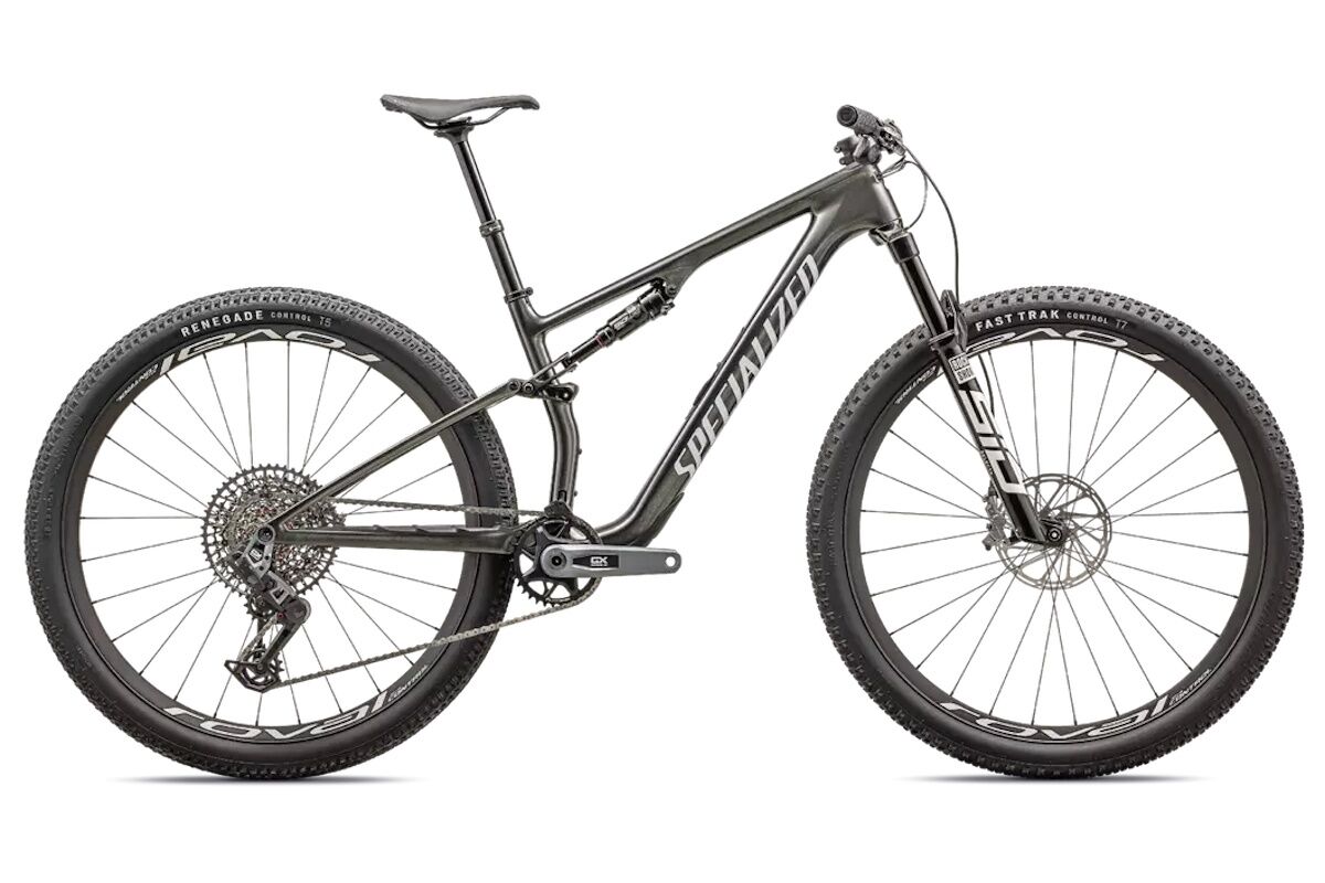 "Bicicleta Specialized Epic 8 Expert 2024 MTB XC carbono FACT 11m, horquilla RockShox SID Select+ 120mm, transmisión electrónica GX Eagle AXS, ruedas Roval Carbon, frenos Level Bronze Stealth, vista lateral en circuito de cross country"