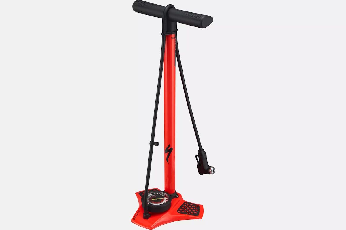 Bomba de suelo Specialized Air Tool Comp con manómetro sobredimensionado, cabezal SwitchHitter II para válvulas Presta y Schrader, base de acero y cuerpo de aluminio, ideal para inflar ruedas de MTB, carretera y gravel con precisión.