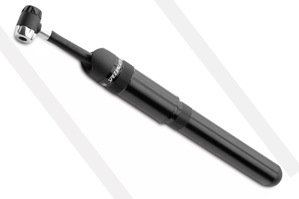 Bomba portátil Specialized Air Tool Flex Pump, diseño de cámara invertida, doble cabezal flexible Presta/Schrader en forma de T, cuerpo y vástago de aluminio mecanizado, soporte de montaje para portabidón, ideal para bicicletas de montaña y carretera.