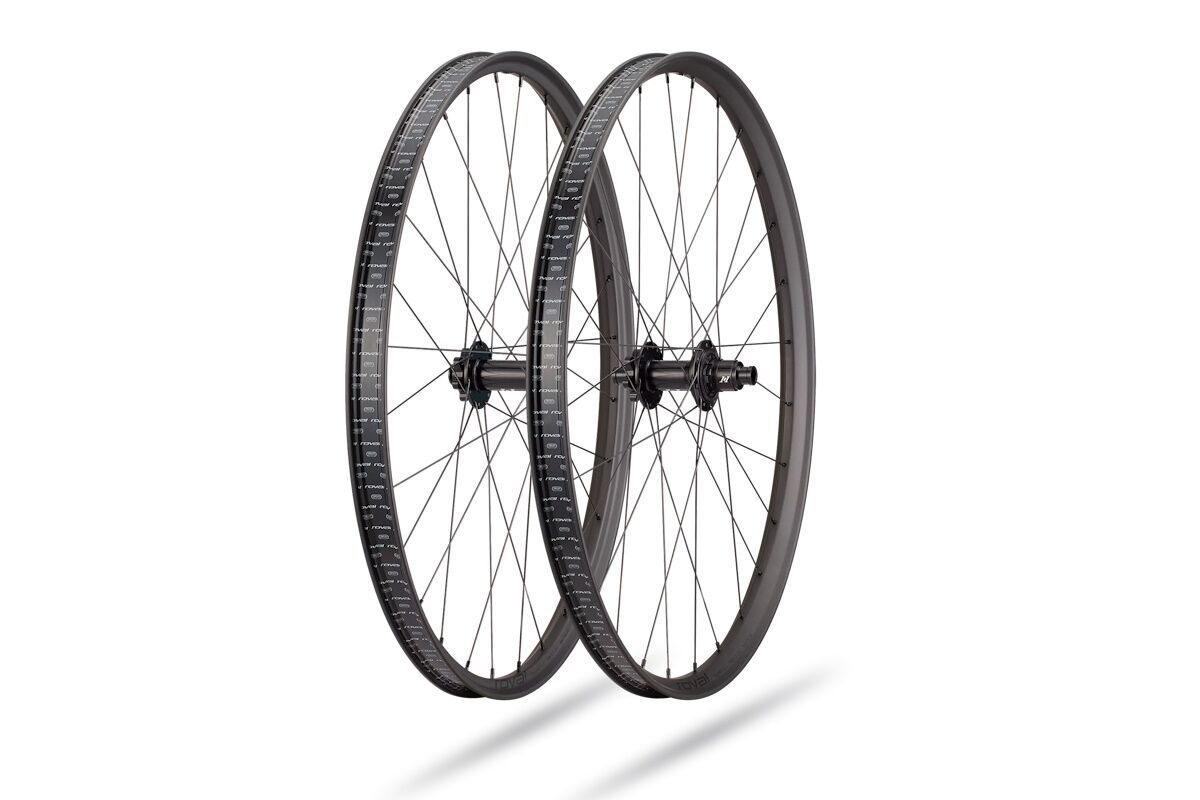 Rueda Specialized Roval Traverse SL II 6B de carbono para MTB trail y competición, máxima ligereza, resistencia y control, compatible tubeless, ideal para ciclistas competitivos.