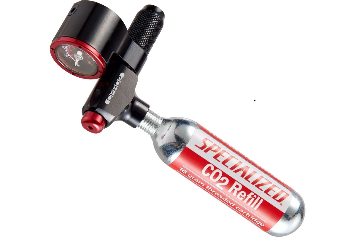 Inflador CO₂ Specialized AIR TOOL CPRO2 GAUGE TRIGGER con manómetro integrado y gatillo ergonómico, compatible con cartuchos de 16g y 25g, ideal para inflado preciso en ciclismo de alta gama.