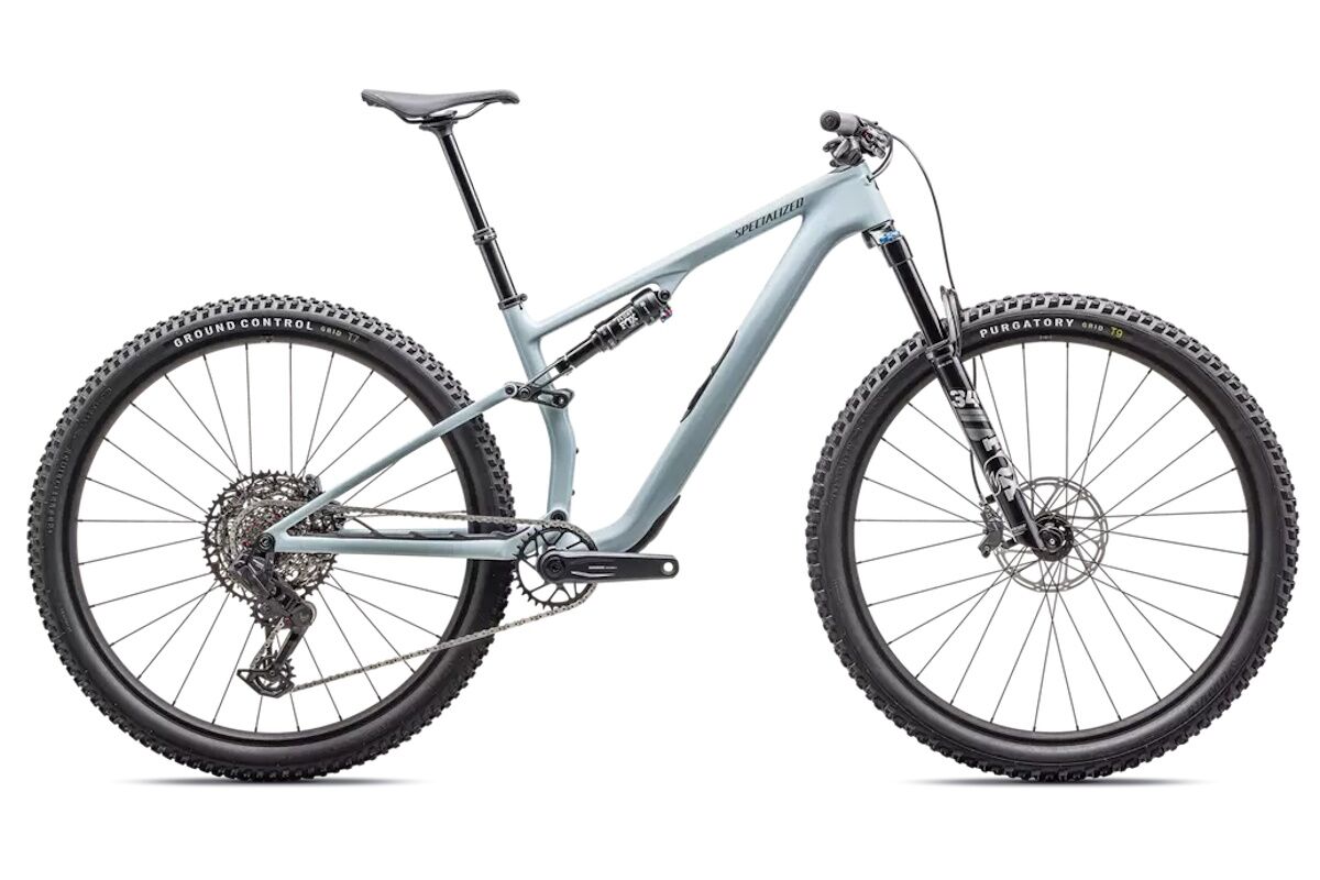 "Bicicleta Specialized Epic 8 EVO Comp 2025 MTB downcountry carbono FACT 11m, horquilla FOX 34 Performance 130mm, transmisión SRAM GX Eagle 12v, frenos Code Bronze Stealth, ruedas de aleación, color negro, vista lateral en sendero técnico"