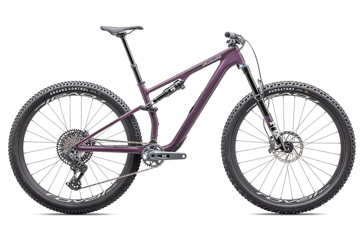 "Bicicleta Specialized Epic 8 Expert EVO 2025 MTB Downcountry, carbono FACT 11m, horquilla FOX 34 Performance Elite 130mm, transmisión electrónica SRAM GX Eagle AXS, ruedas Roval Control Carbon, color negro, vista lateral en sendero técnico"