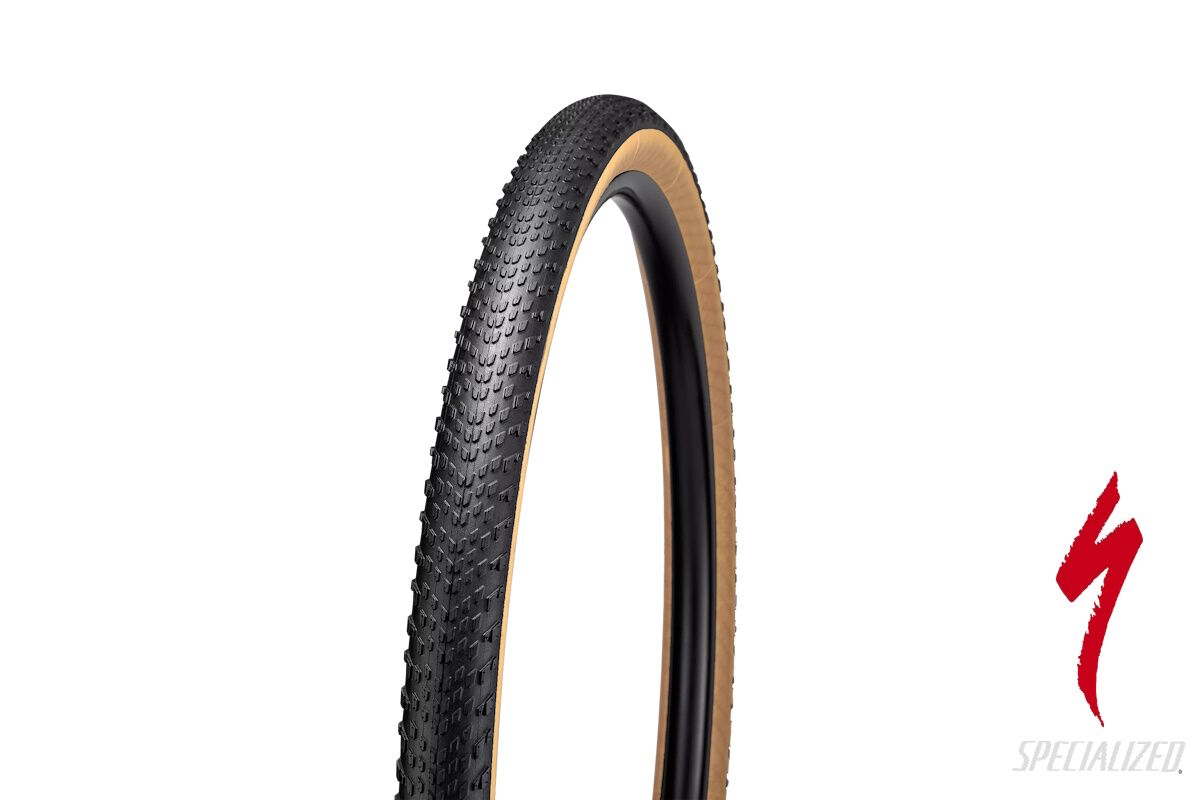 Neumático Specialized Tracer TLR All Terrain Gravel 2025 para terreno mixto, tubeless, 3 capas 60TPI, compuesto GRIPTON T5, tacos centrales de rodaje rápido y laterales agresivos, disponible en 700x40c, 700x45c y 700x50c, resistente y ligero para gravel.