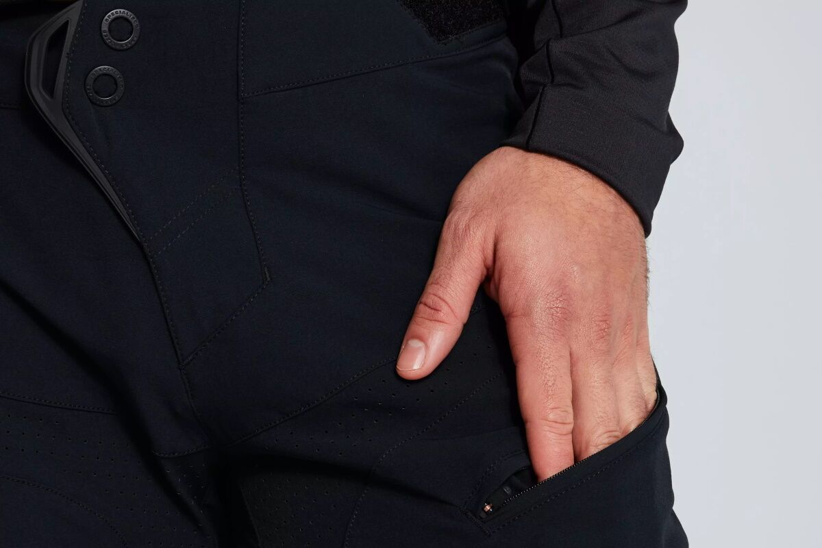 Detalle bolsillos con cremallera pantalones Demo Pro