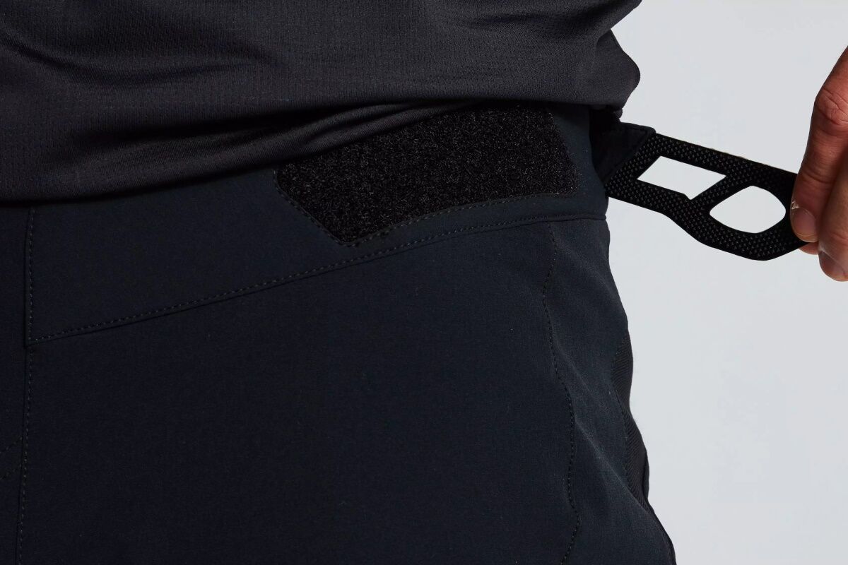 Detalle ajuste lateral de cintura pantalones Demo Pro