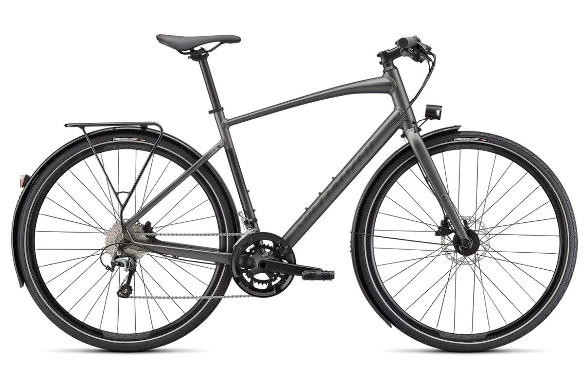 Specialized Sirrus 3.0 EQ en color Satin Smoke / Black Reflective con cuadro de aluminio A1, portabultos Racktime, guardabarros DRYTECH y luces alimentadas por buje dinamo