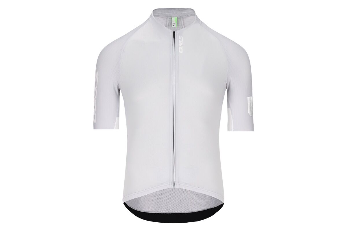 Maillot Q36.5 Gregarius Pro Signature para hombre, corte raglán aerodinámico, panel frontal transpirable y espalda de malla tipo panel de abeja, ideal para ciclismo en jornadas calurosas con estilo y exclusividad.