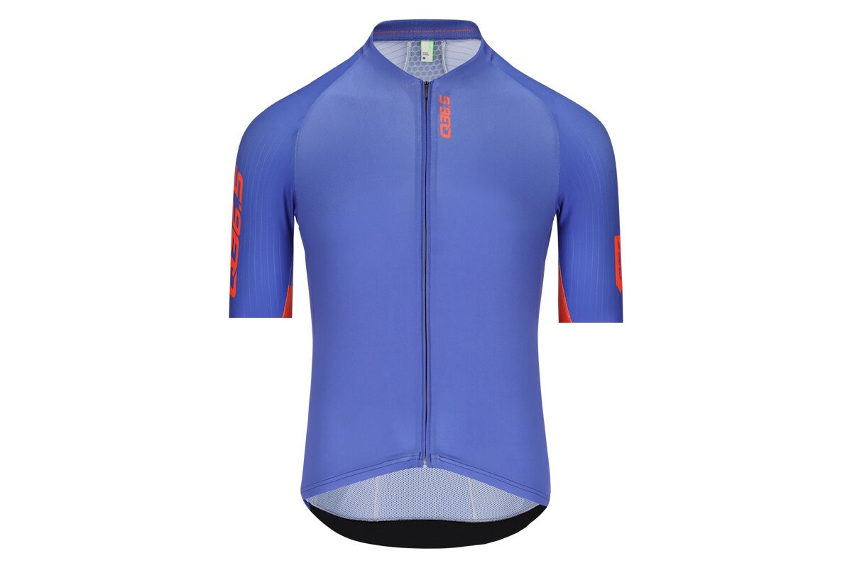 Maillot Q36.5 Gregarius Pro Signature para hombre, corte raglán aerodinámico, panel frontal transpirable y espalda de malla tipo panel de abeja, ideal para ciclismo en jornadas calurosas con estilo y exclusividad.